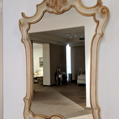 фрагмент фото зеркала в шоу-руме ТД ЖАННА